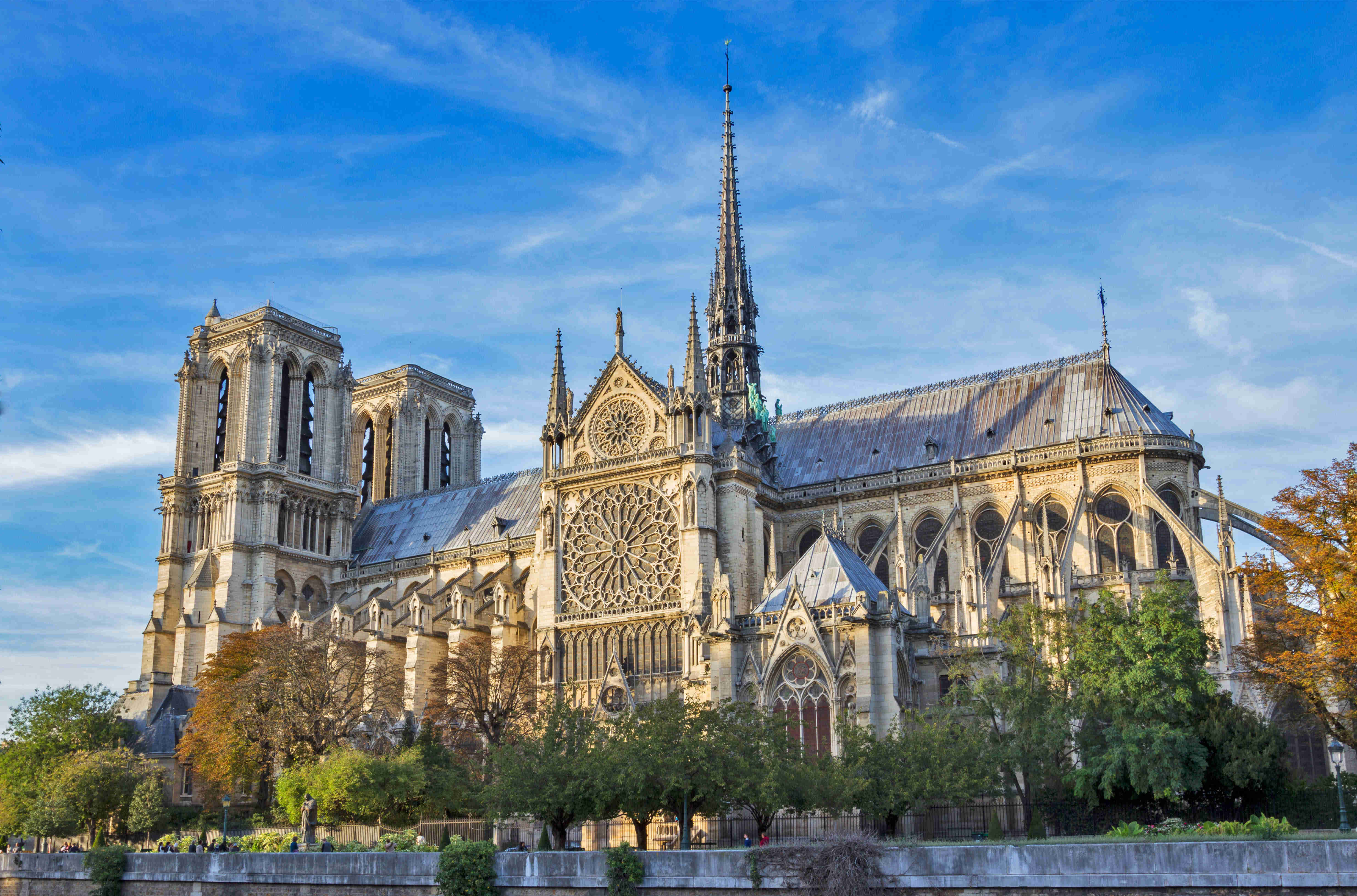 Notre-Dame Katedrali: Paris’in Tarihine Tanıklık Eden Gotik Başyapıt