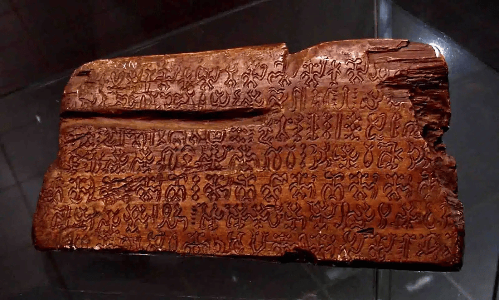 paskalya-adasi-nin-sirli-dili-rongorongo-yazitlarinin-gizemi